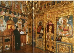Ca o particularitate, Icoana Maicii Domnului “Galaktotrofousa” de la Chilia “Typikario” din Karyes (Mt. Athos) este așezată în partea dreaptă a Ușilor împărătești, iar Mântuitorul în partea stângă
