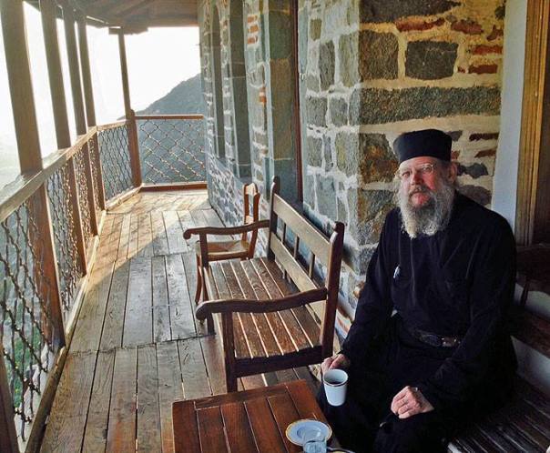 21 mai 2015: PS Alexander Golitzin, episcop de Toledo (Ohio), pe terasă la Simonos Petras, mănăstirea de metanie via pemptousia